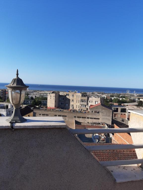 widok na miasto z dachu budynku w obiekcie Bel appartement avec vue sur la baie d'Alger w mieście Husseïn Dey