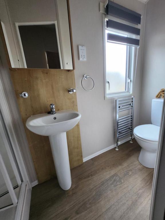 Dees hot tub breaks at Tattershall Lakes Jet Ski 4 - Maison De Trois Chambres