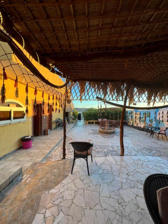 patio con tavolo al centro di un edificio di Oasis Camp a Bawati