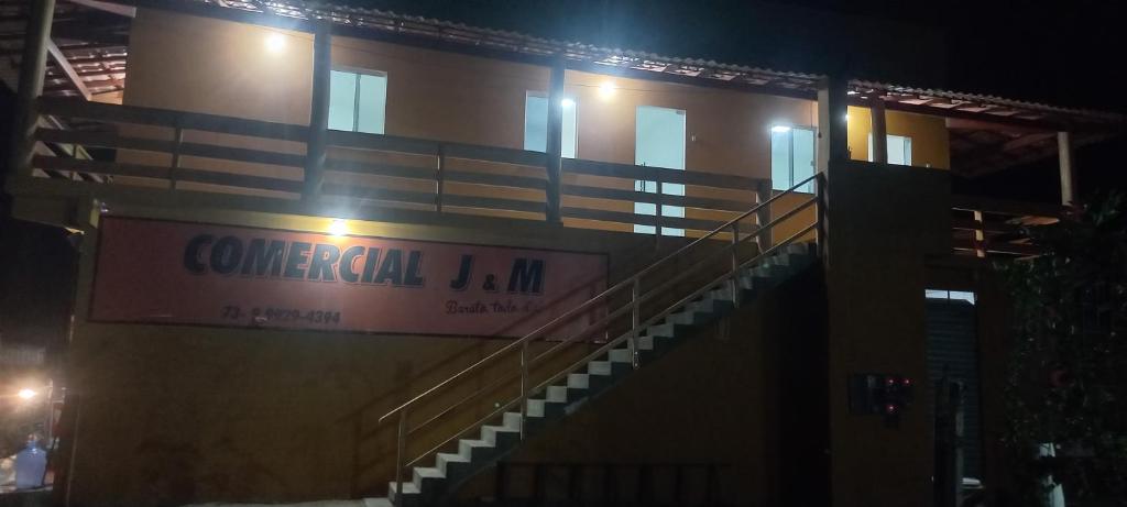 un edificio con una escalera con un cartel. en J&m hospedagem, en Maraú