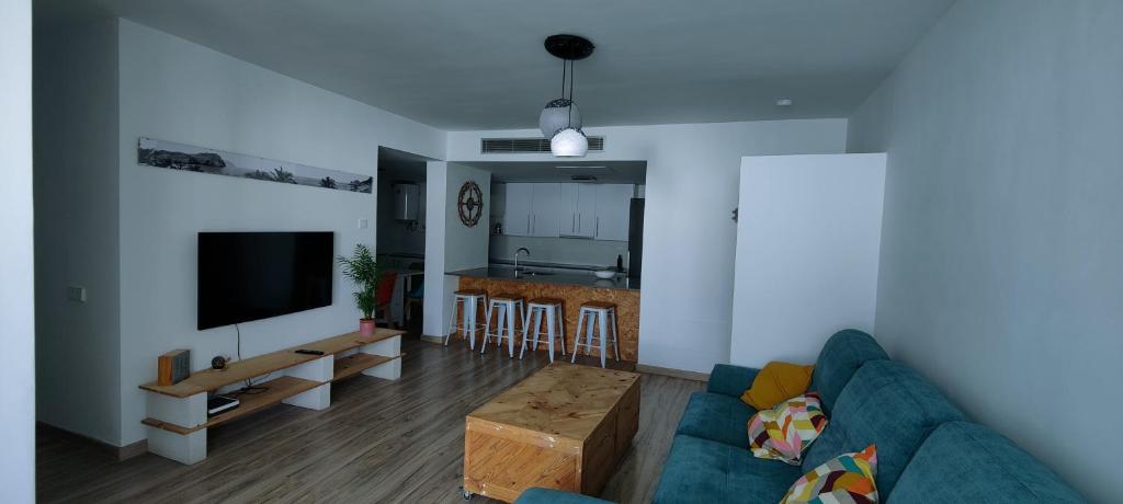a living room with a couch and a table at Apartamento El dragoncillo del Cabo in Las Negras