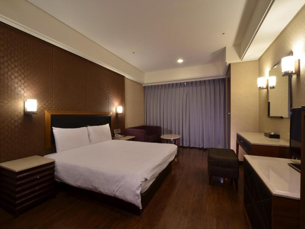 Goodness Plaza Hotel - Double Double Double Room