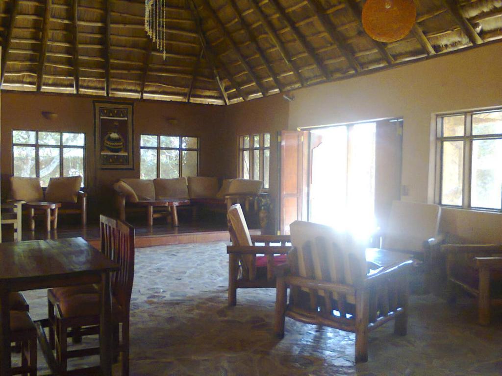 Secrets Guest House tesisinde bir oturma alanı