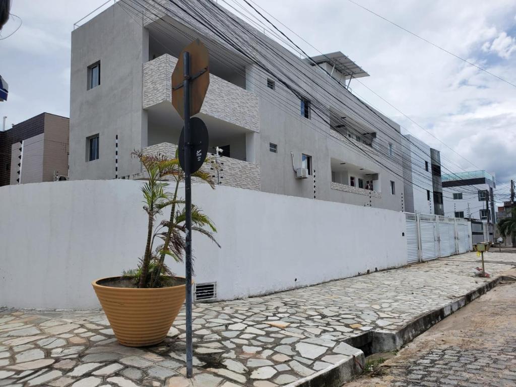 un parquímetro frente a un edificio blanco en Bessa 102, en João Pessoa