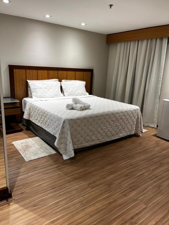 um quarto com uma cama com duas toalhas em Flat SP no Hotel Wyndham Ibirapuera - Moema em São Paulo