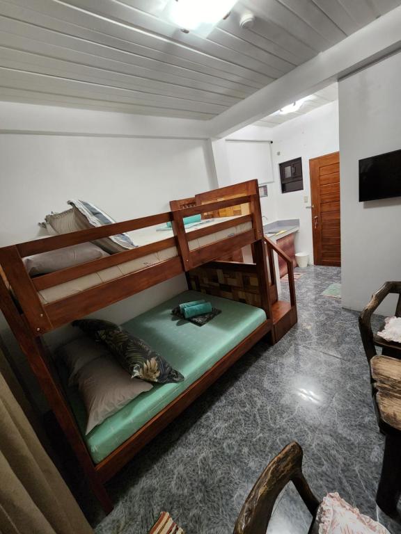 Postel nebo postele na pokoji v ubytování ASHBURN'S TRANSIENT Bauang La Union - BARKADA ROOM, LIMITED PARKING, SELF CHECK-IN, SELF SERVICE