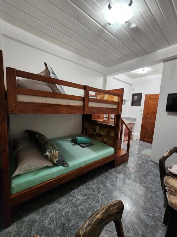 Postel nebo postele na pokoji v ubytování ASHBURN'S TRANSIENT Bauang La Union - BARKADA ROOM, LIMITED PARKING, SELF CHECK-IN, SELF SERVICE