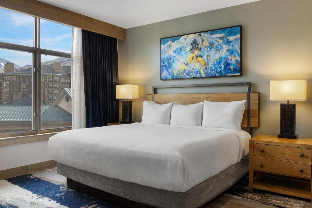 sypialnia z dużym łóżkiem i dużym oknem w obiekcie Club Wyndham Resort at Avon w mieście Avon