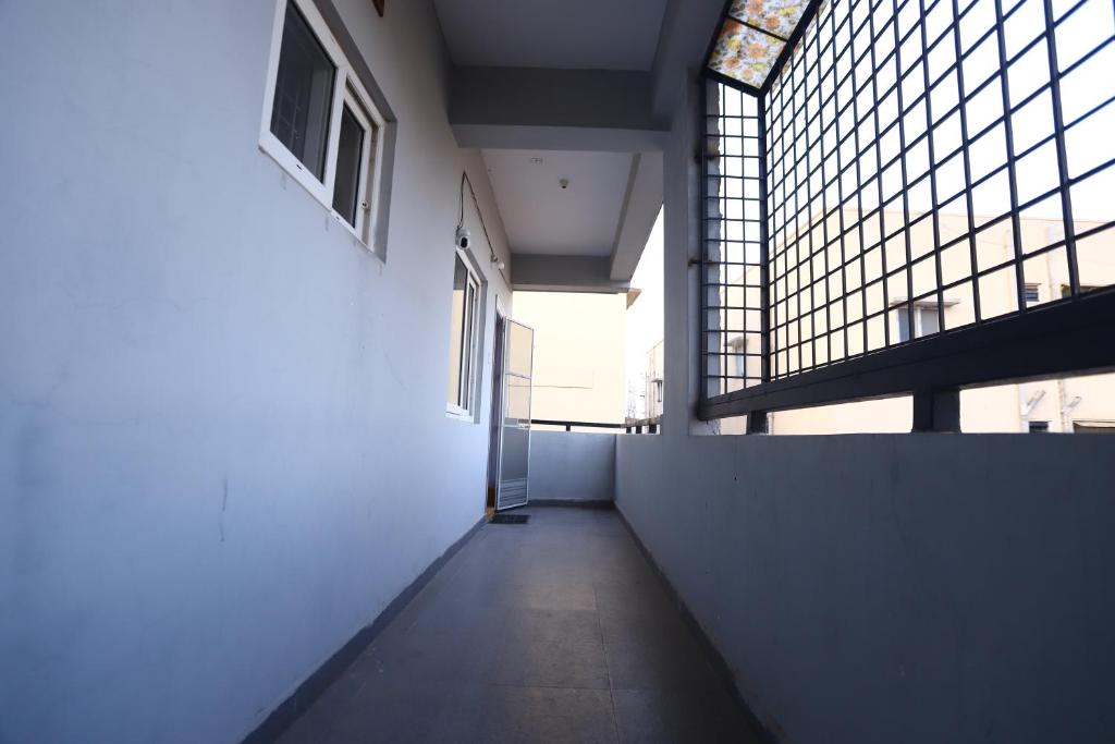 un pasillo vacío en un edificio con ventanas en Lalitha Residency, en Secunderābād