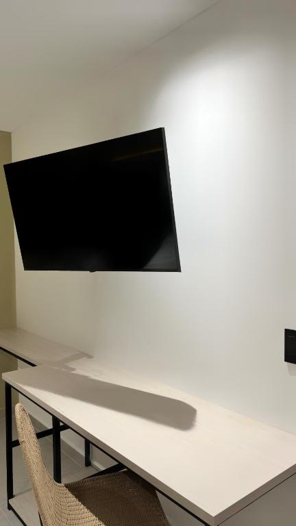 Una televisión o centro de entretenimiento en Sonata 44 Hotel Laureles