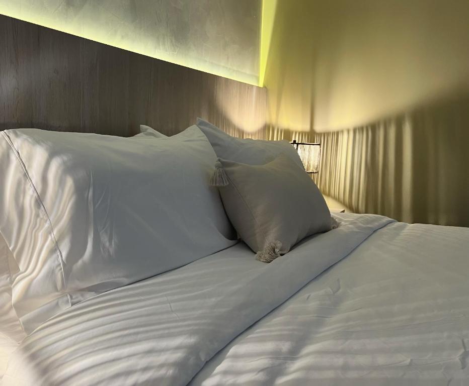 Una cama o camas en una habitación de Sonata 44 Hotel Laureles