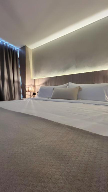 Una cama o camas en una habitación de Sonata 44 Hotel Laureles