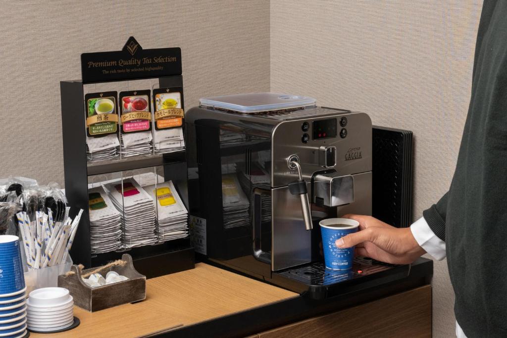 Příslušenství pro přípravu čaje a kávy v ubytování HOTEL R9 The Yard Kurashiki
