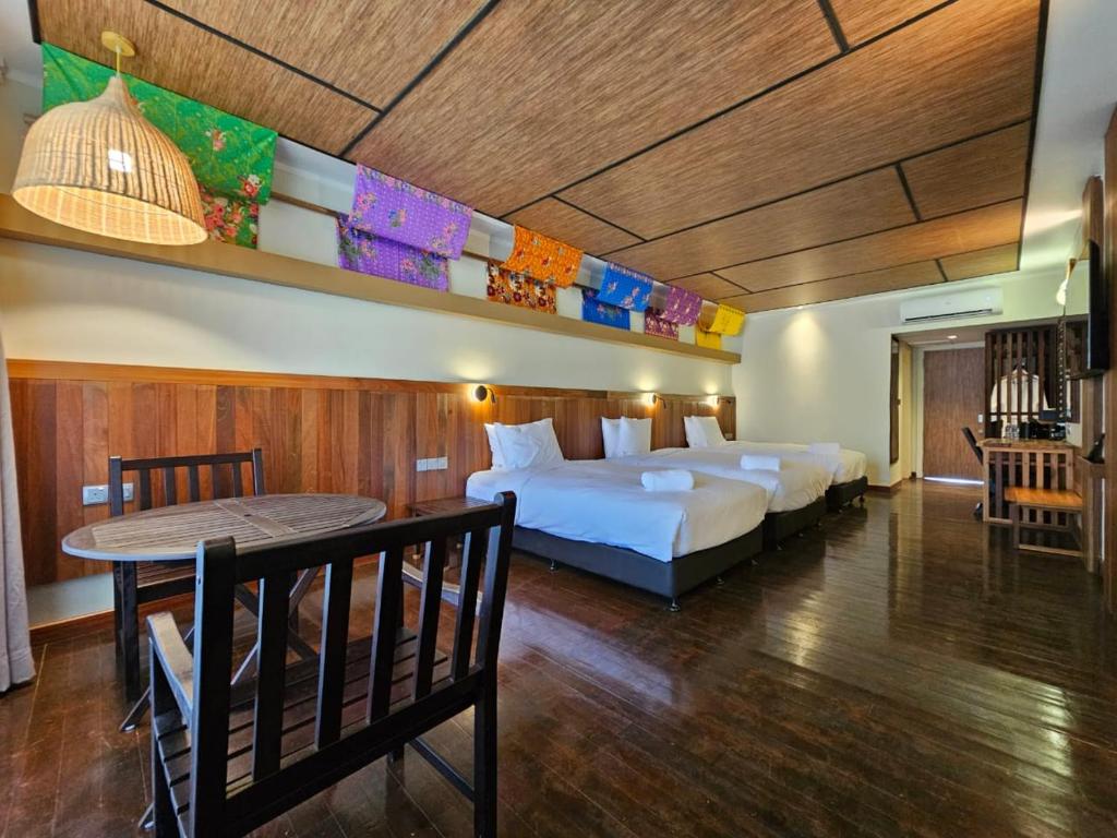 Postel nebo postele na pokoji v ubytování Borneo Beach & Mangrove Resort