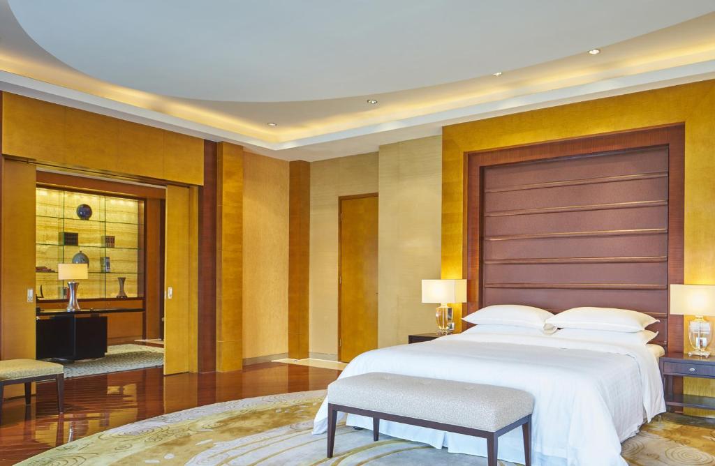 Postel nebo postele na pokoji v ubytování Sheraton Zhoushan Hotel