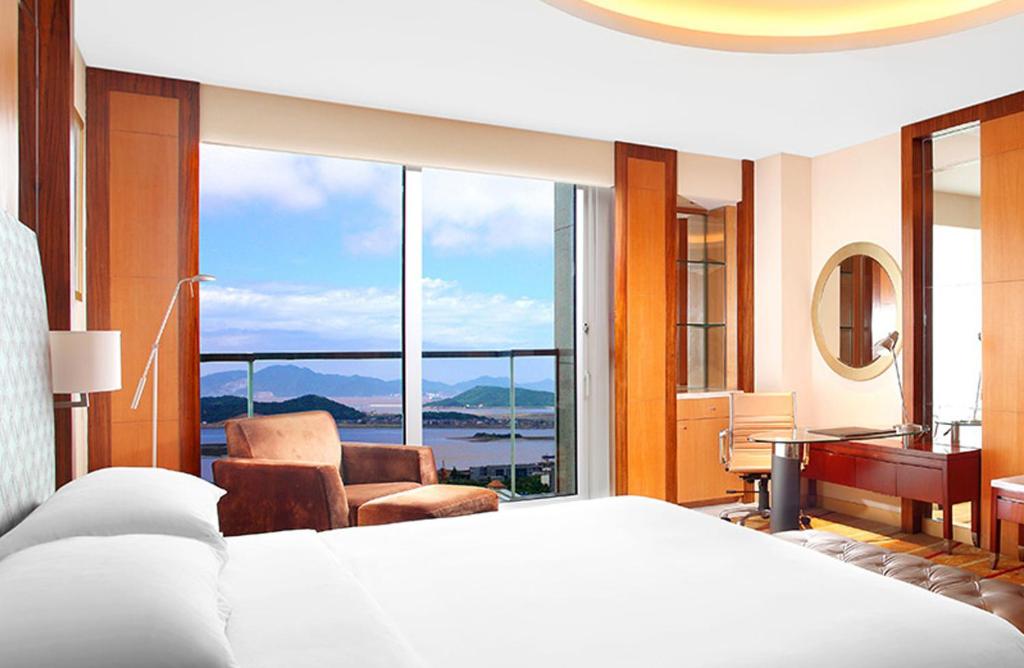 Postel nebo postele na pokoji v ubytování Sheraton Zhoushan Hotel