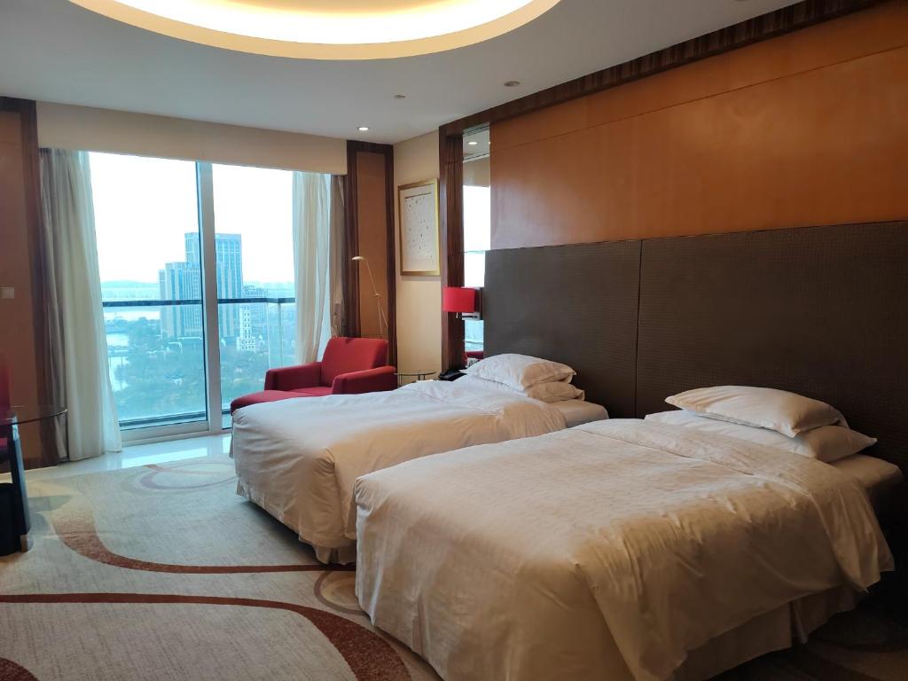 Postel nebo postele na pokoji v ubytování Sheraton Zhoushan Hotel
