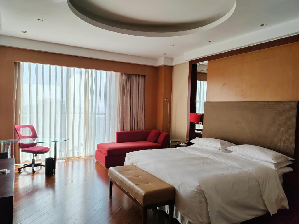 Postel nebo postele na pokoji v ubytování Sheraton Zhoushan Hotel