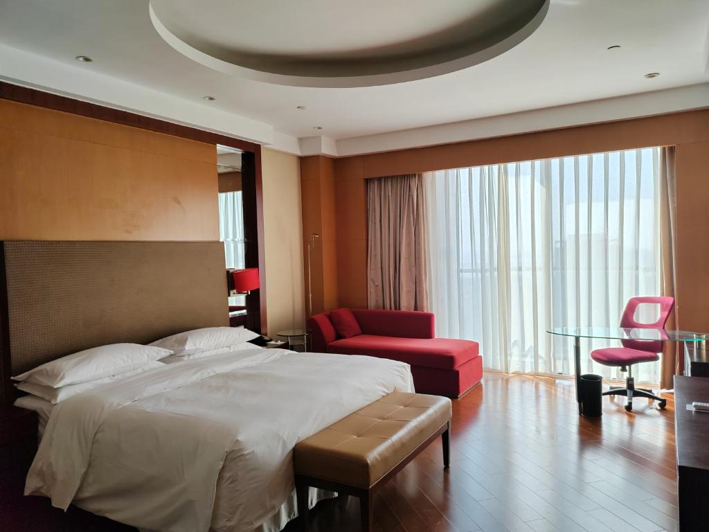 Postel nebo postele na pokoji v ubytování Sheraton Zhoushan Hotel