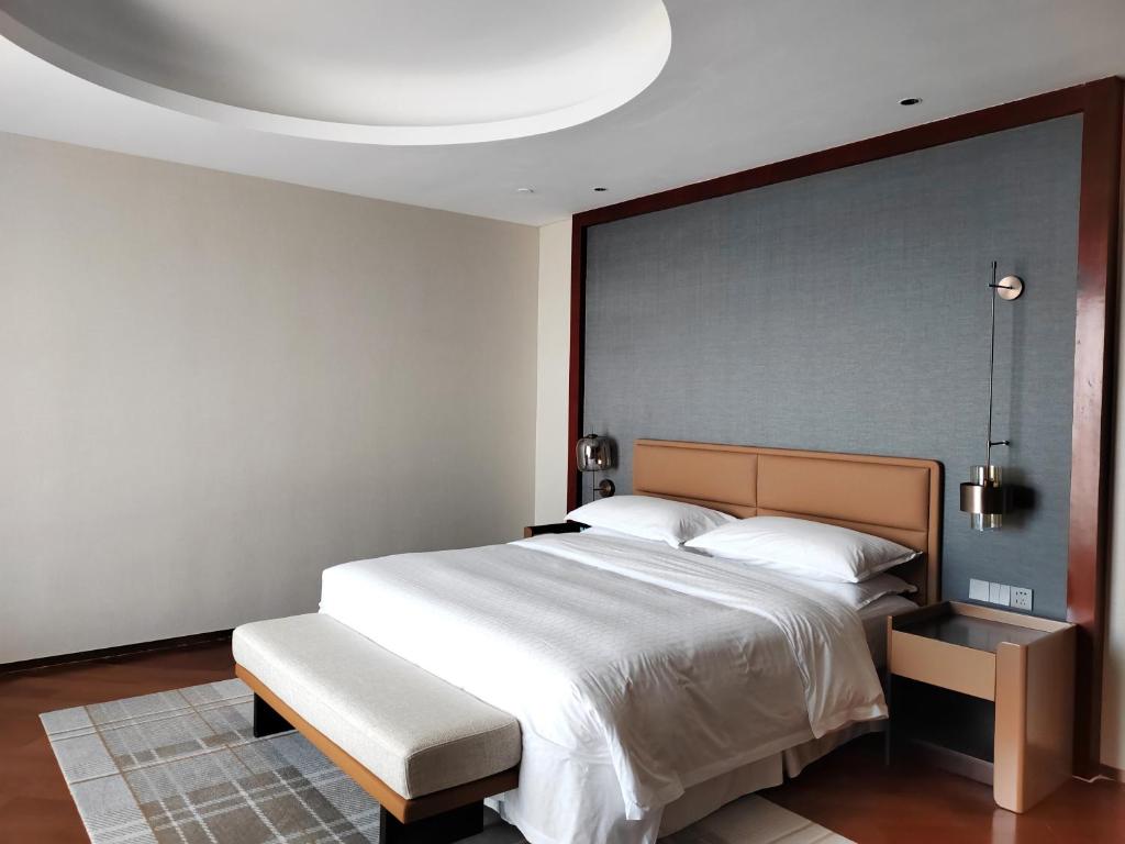Postel nebo postele na pokoji v ubytování Sheraton Zhoushan Hotel