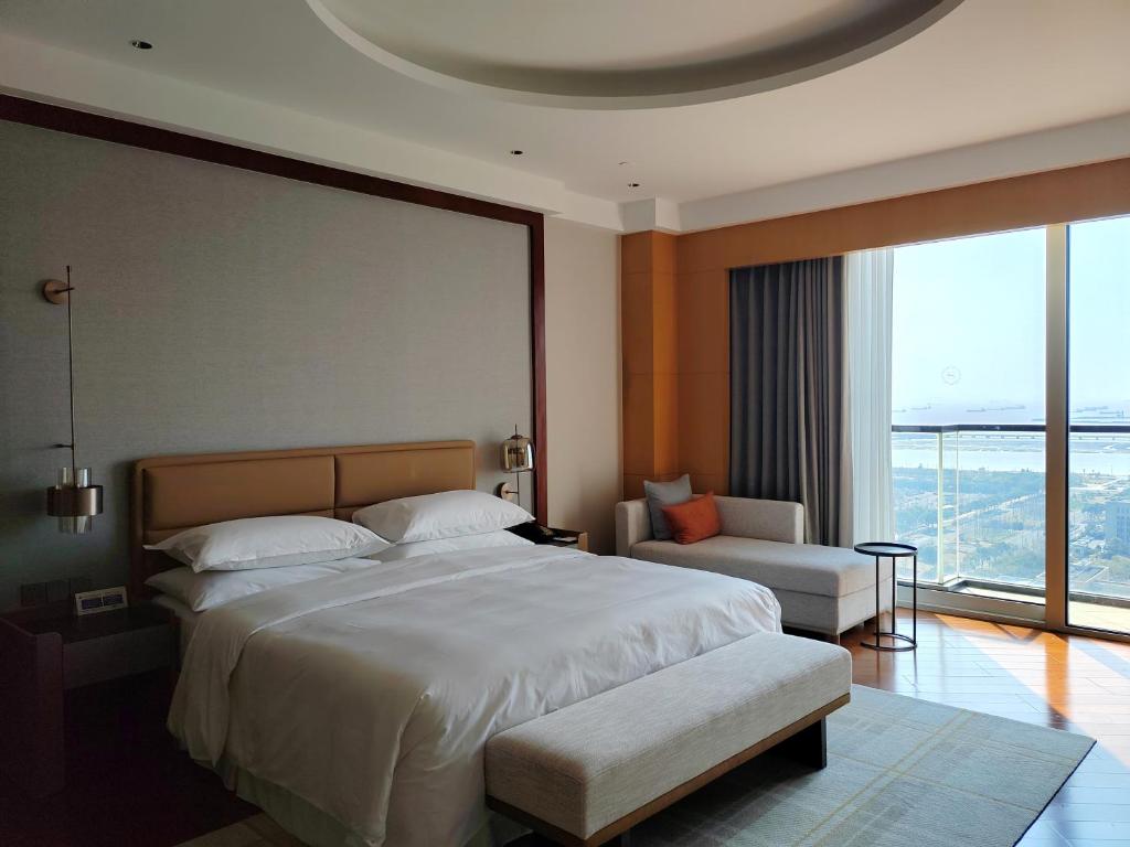 Postel nebo postele na pokoji v ubytování Sheraton Zhoushan Hotel
