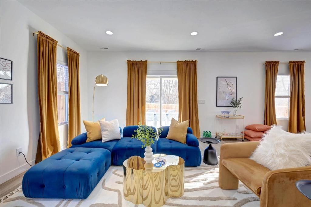een woonkamer met blauwe banken en een tafel bij Newly Built Oasis close to IU 4bd/2.5ba in Bloomington
