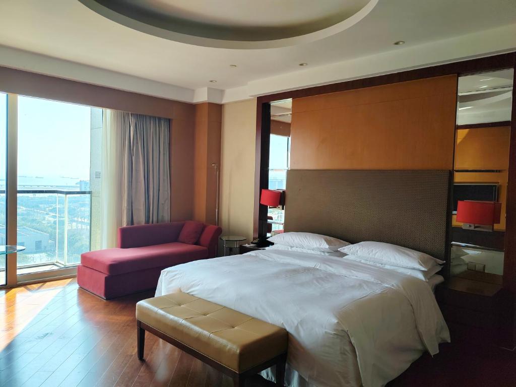 Postel nebo postele na pokoji v ubytování Sheraton Zhoushan Hotel