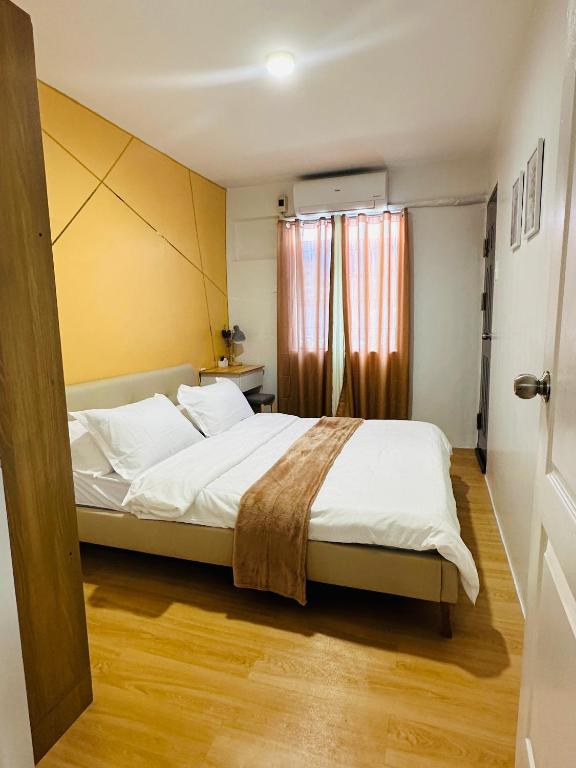 Postel nebo postele na pokoji v ubytování Raven's Nest Cozy Condo with Netflix Wi-fi in Imus