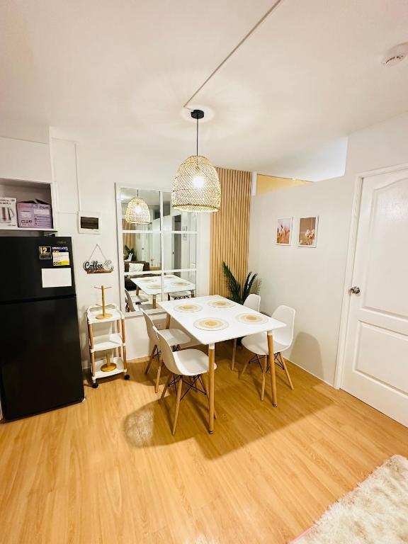 Kuchyň nebo kuchyňský kout v ubytování Raven's Nest Cozy Condo with Netflix Wi-fi in Imus
