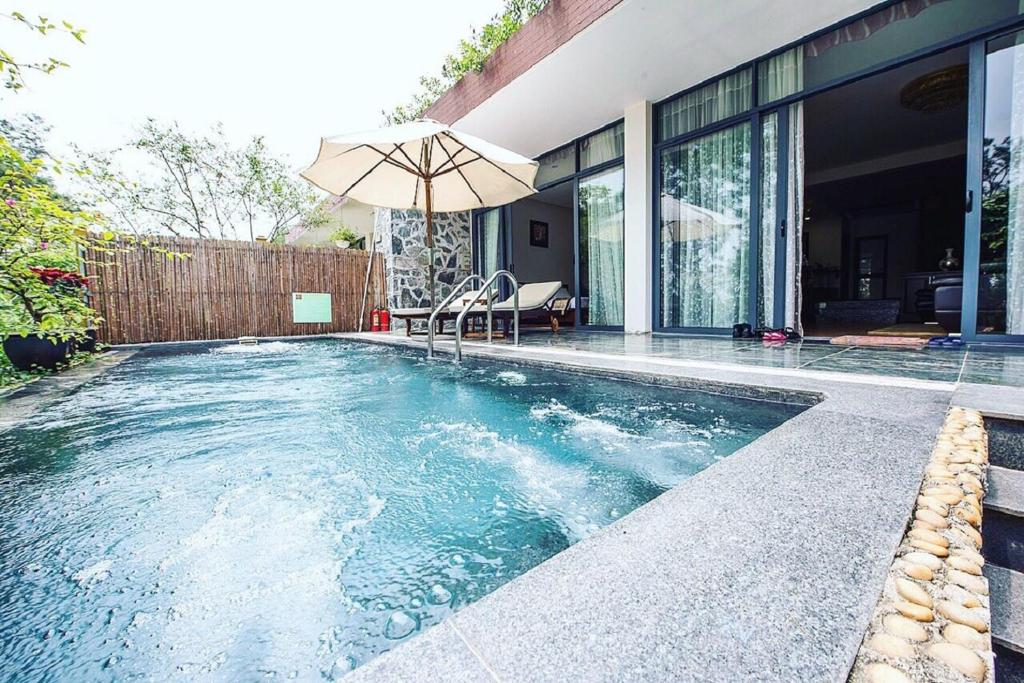 Bazén v ubytování Villa C15 Tự Doanh tại Flamigo Dai Lai Resort nebo v jeho okolí