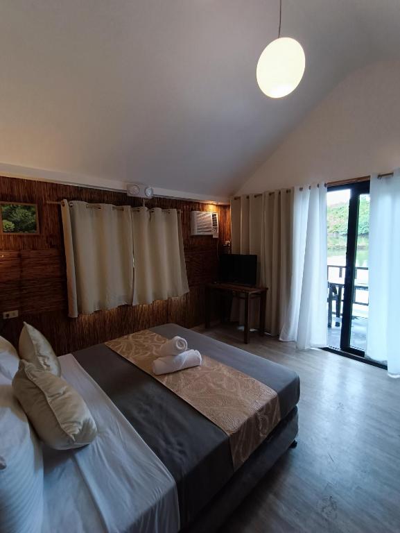 Postel nebo postele na pokoji v ubytování Caliraya Mountain Lake Resort