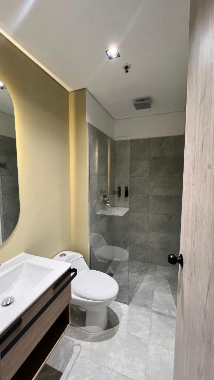 Un baño de Sonata 44 Hotel Laureles