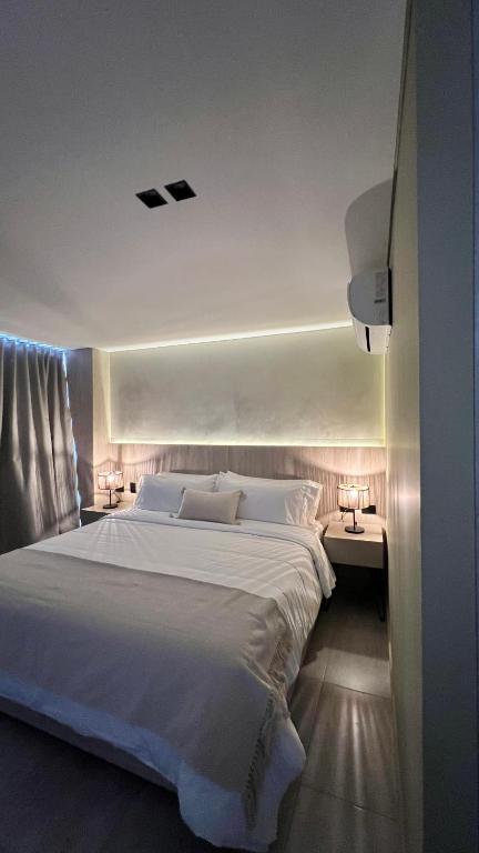 Una cama o camas en una habitación de Sonata 44 Hotel Laureles