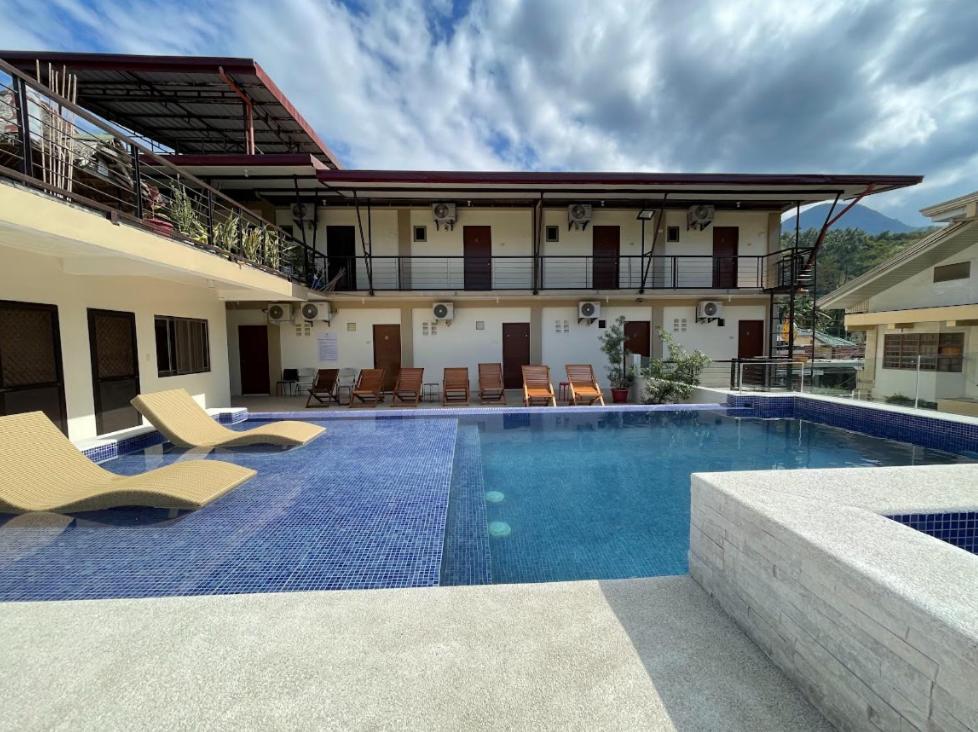 una piscina frente a una casa en Villa Pamana Inn Puerto Galera powered by Cocotel, en Puerto Galera