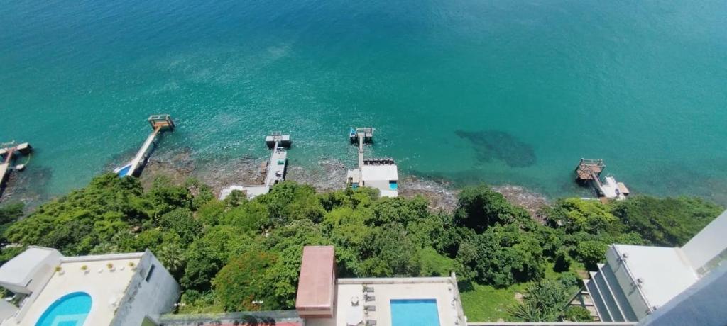 uma vista aérea de uma massa de água em Hotel sol vitória Marina em Salvador