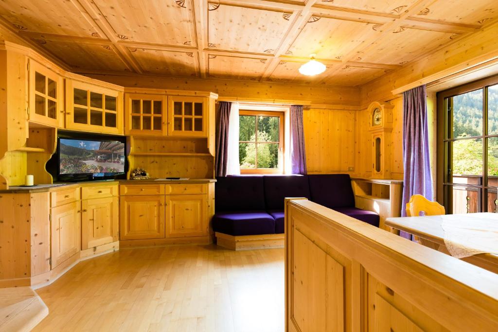 Televízia a/alebo spoločenská miestnosť v ubytovaní Ferienhaus Daniel