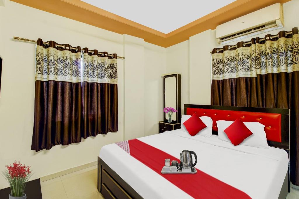 Postel nebo postele na pokoji v ubytování Hotel O Ap Royal Rooms