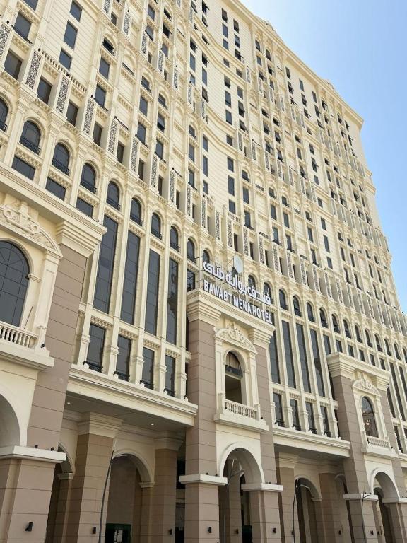 a large building with a sign on the front of it at بوابة منى الذهبي in Al ‘Azīzīyah