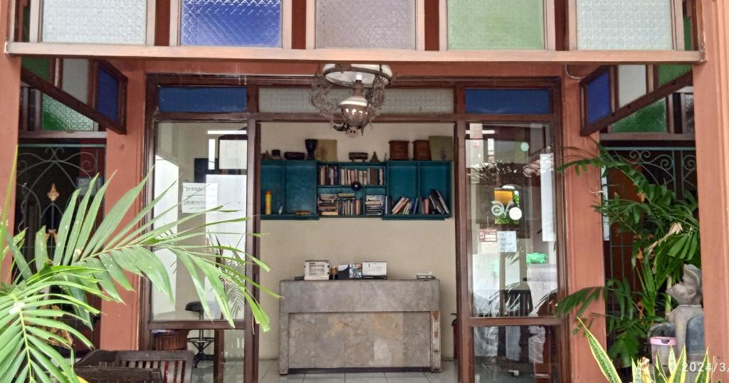 une façade de magasin avec une porte en verre et une table dans l'établissement Griya Istana 1, à Solo