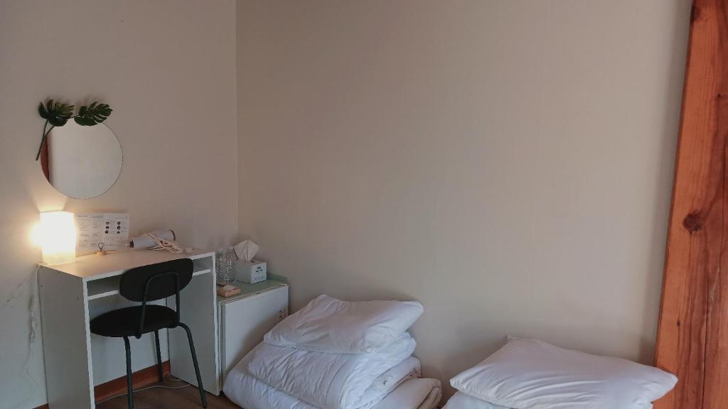 Postel nebo postele na pokoji v ubytování Hanji Gguljam