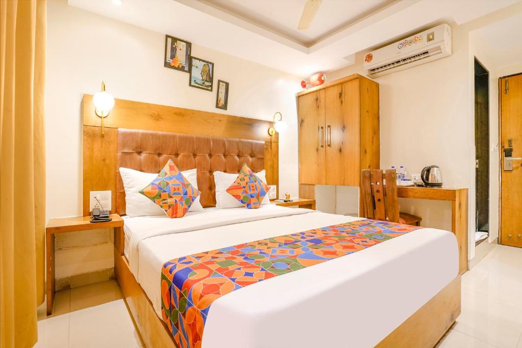 ムンバイにあるFabHotel Anam Internationalのベッドルーム1室(大型ベッド1台付)