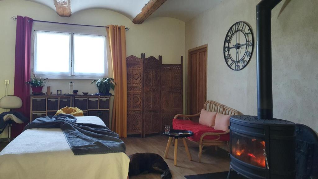 Postel nebo postele na pokoji v ubytování Les Gites du Fesquet - agréable T2 indépendant dans cadre calme et verdoyant