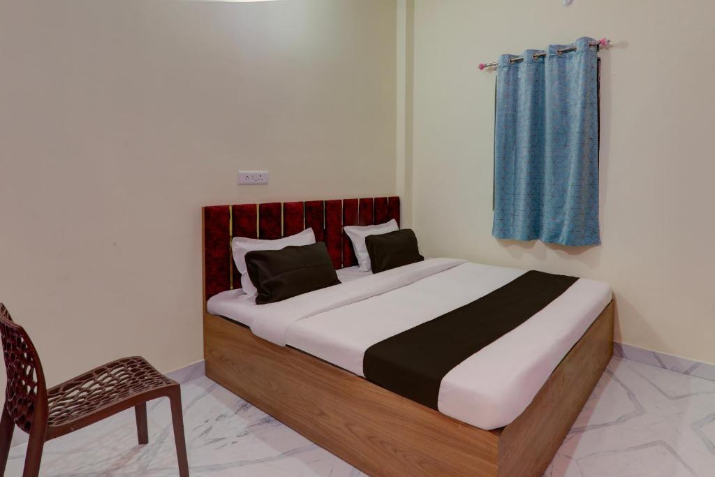 En eller flere senger på et rom på OYO Flagship Krishna guest house and restaurant