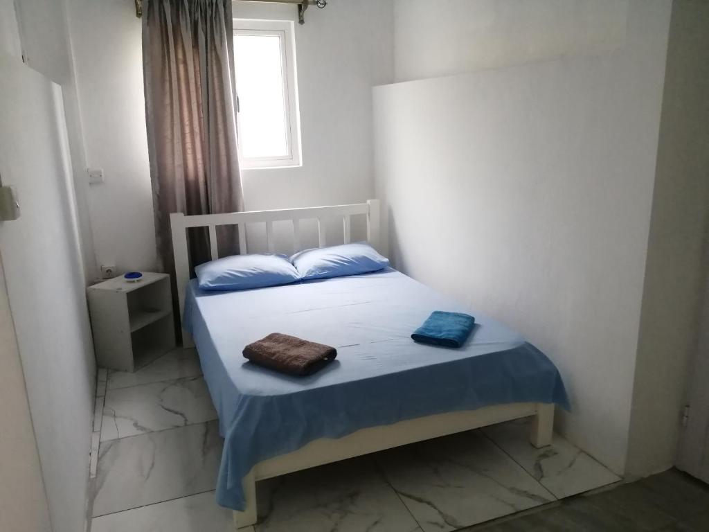 sypialnia z łóżkiem z dwoma ręcznikami w obiekcie Ô Bercail du Sud-Hibiscus chez Jeannette w mieście Mt Bois Noir