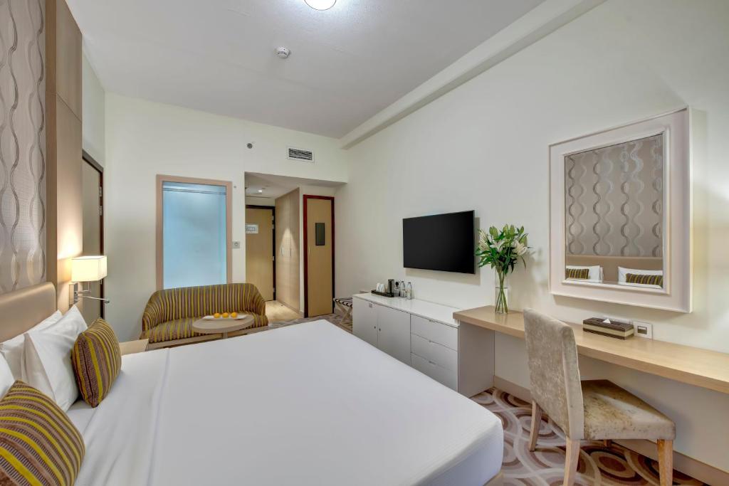 
Guest Room - Complimentary Shuttle Bus to Beach & Mall of the Emirates
