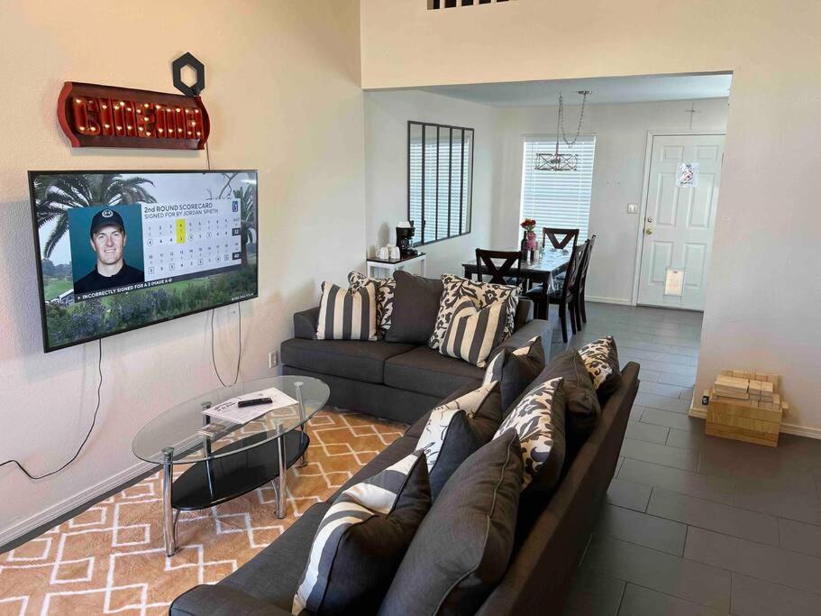 Μια τηλεόραση ή/και κέντρο ψυχαγωγίας στο Calming Upper Valley Residence