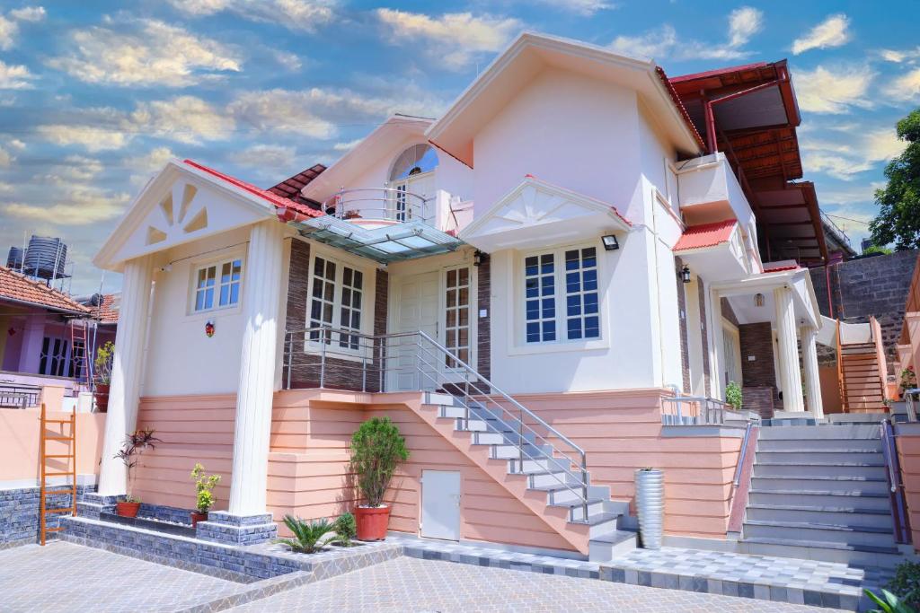 dom ze schodami przed nim w obiekcie Coorg Lotus Villa w mieście Madikeri