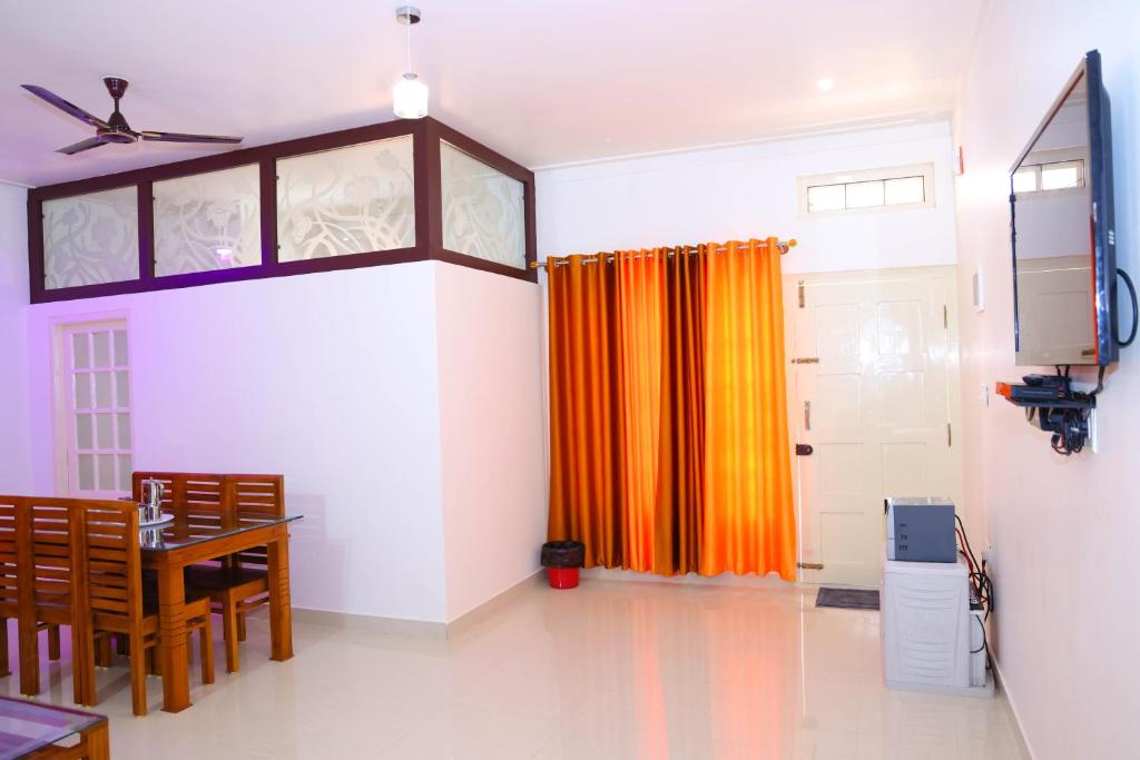 Televiisor ja/või meelelahutuskeskus majutusasutuses Coorg Lotus Villa