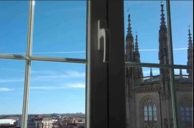 okno z widokiem na budynek i kościół w obiekcie VUT 09-230 En la Catedral, Ubicación Excepcional y con Wifi w mieście Burgos