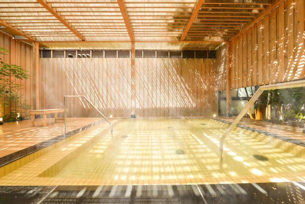 Bazén v ubytování Ooedo Onsen Monogatari Awara nebo v jeho okolí